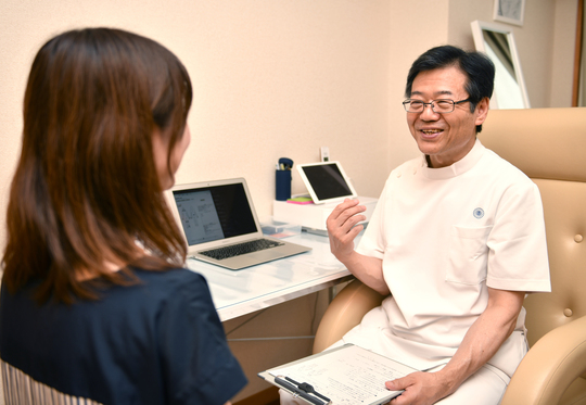 施術前に、今後の施術方針を説明する