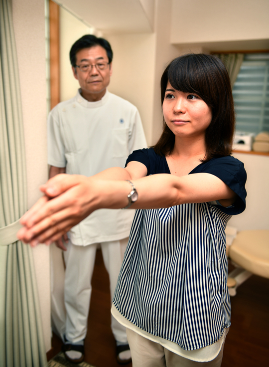 お身体の状態を確認する様子