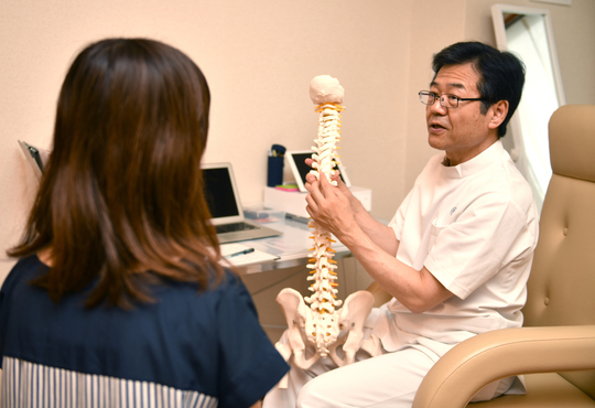 施術後説明を行う様子