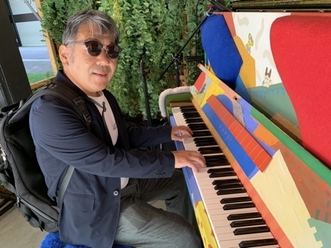 ストリートピアノを楽しむ人