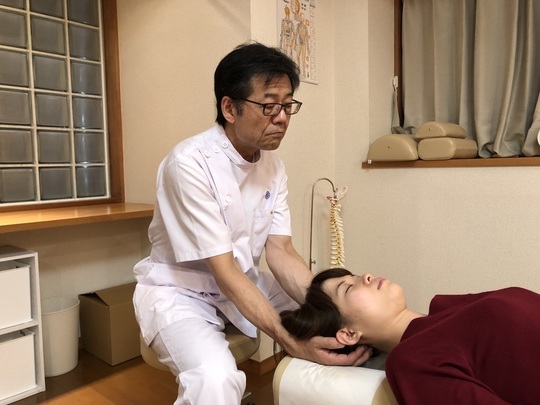 頸椎と頭蓋を調整する施術